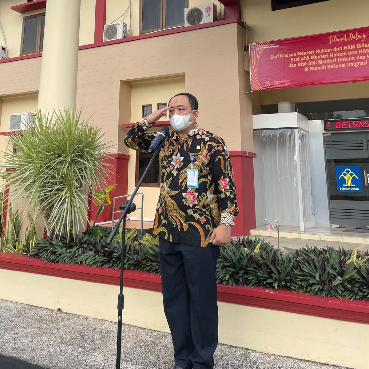 rudenim_bpp's tweet photo. Balikpapan - Jumat (15/10) 
Hallo #RekanDeniOdam !
Rumah Detensi Imigrasi Balikpapan melaksanakan kegiatan rutin Apel Sore Pegawai. Kegiatan yang dilaksanakan di Halaman Rumah Detensi Imigrasi Balikpapan ini diikuti oleh Pejabat Pengawas, Pejabat Pelaksana, Pelaksana, CASN https://t.co/zZllPhOgTN