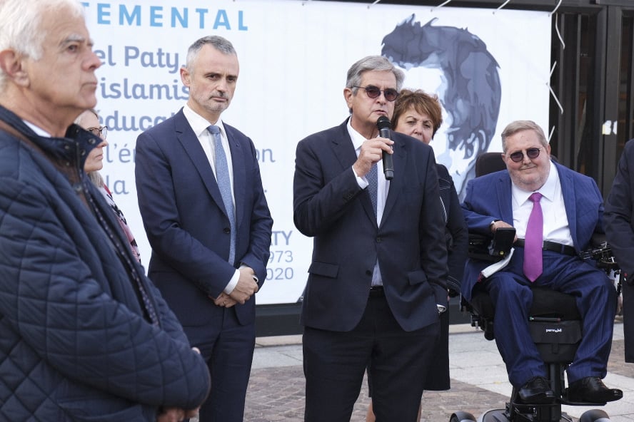 C’est avec vive émotion que j’ai dévoilé ce matin la bâche commémorative pour rendre hommage à la mémoire de #SamuelPaty, professeur assassiné par un terroriste islamiste, il y a presque un an. J'étais accompagné des élu-es départementaux de la <a href="/HauteGaronne/">Haute-Garonne</a> et de <a href="/PhDestable/">Philippe Destable</a>