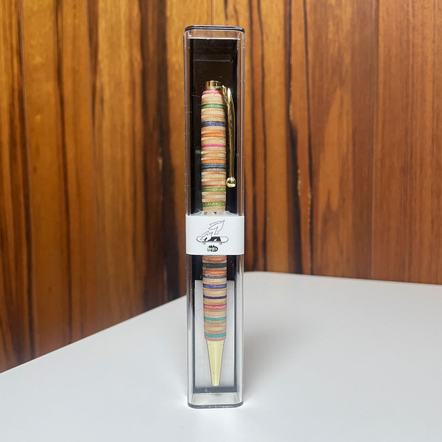 MadWood_'s tweet photo. 通販サイトにUPしました！とっておきの一本をスケートボート製で！ずっと使える替芯タイプ！
ギフトにもオススメです！
#スケートボート　#ボールペン　#贈り物　
https://t.co/vKOrjh8AgG https://t.co/mxBy3hWp2Y