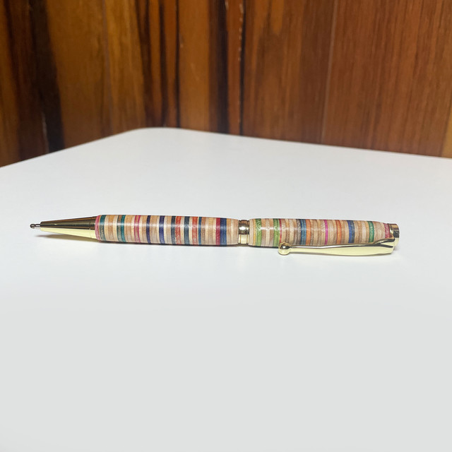MadWood_'s tweet photo. 通販サイトにUPしました！とっておきの一本をスケートボート製で！ずっと使える替芯タイプ！
ギフトにもオススメです！
#スケートボート　#ボールペン　#贈り物　
https://t.co/vKOrjh8AgG https://t.co/mxBy3hWp2Y