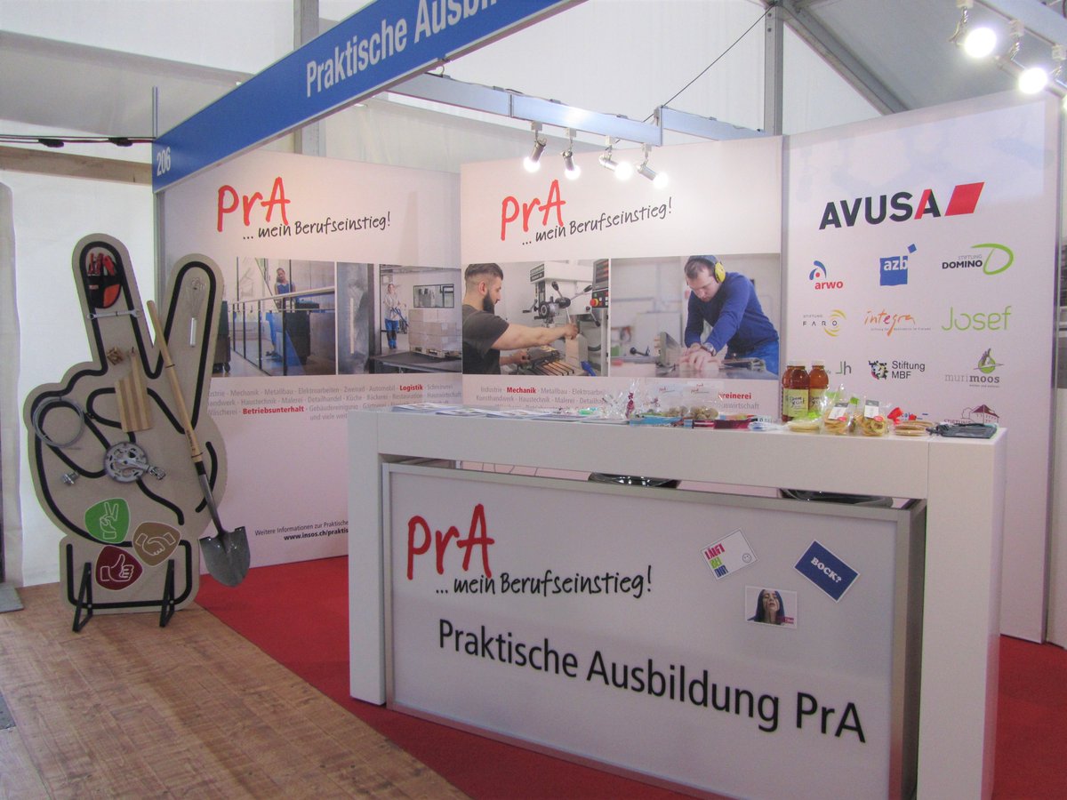 StiftungWende's tweet photo. Wir bieten verschiedene #Lehrgänge an. An der diesjährigen Berufsschau waren wir jedoch, um die #PrA (Praktische Ausbildung) zu bewerben. Wichtige Aufklärungen und viele tolle Gespräche mit allfälligen zukünftigen Lernenden konnten geführt werden. Eine Win-Win-Situation also. https://t.co/KwxoczTo6L