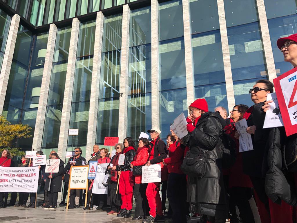Demonstratie van tolken nu bij de rechtbank in Amsterdam. Een eerlijk tarief voor tolken is onmisbaar voor goede rechtspleging. Eis daarom altijd een C1 tolk!