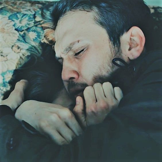 Ona sarılma şekli beni ağlatiyor...
#EfYam