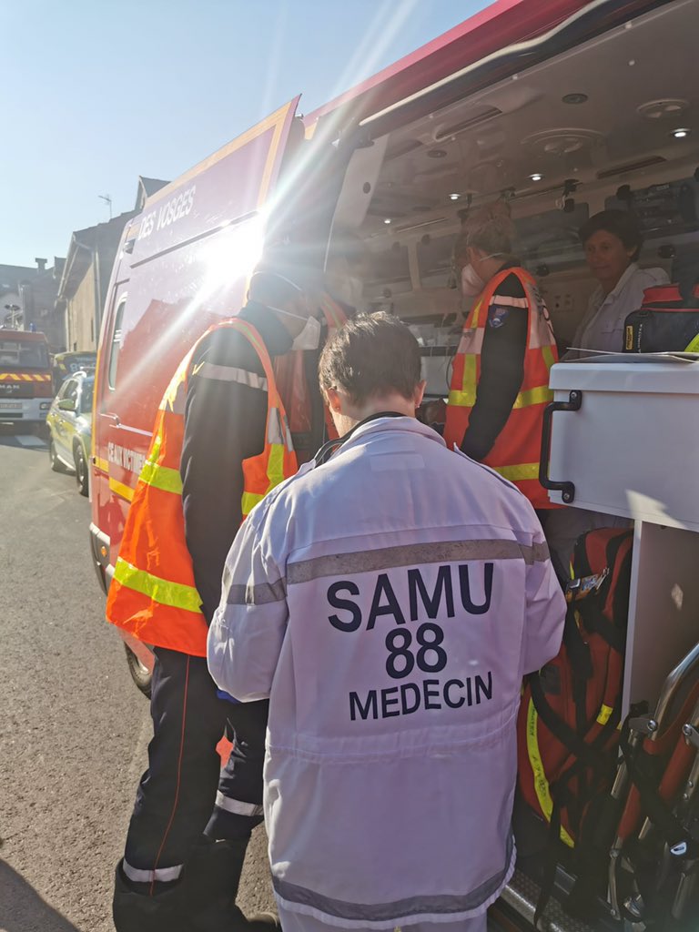 SDIS88's tweet photo. ➡️ Jusqu'à 6 urgences vitales traitées en simultanées
➡️ Un départ simultané Sapeur-pompier/Samu
➡️ Plus de 120 000 appels décrochés ensembles en 2020
#Matras #PPLMatras #AppelsUrgence #ctra88 #cta #codis88 #samu88 https://t.co/CoPtGsSIDe