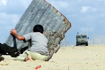 A #Palestinian child shelters with a tin board during confrontations with the occupation forces in Khan Yunis in the southern #Gaza  during the first days of the Al-Aqsa Intifada - October 2000.
#Palestine 
<a href="/SavePa2/">SavePalestine</a>