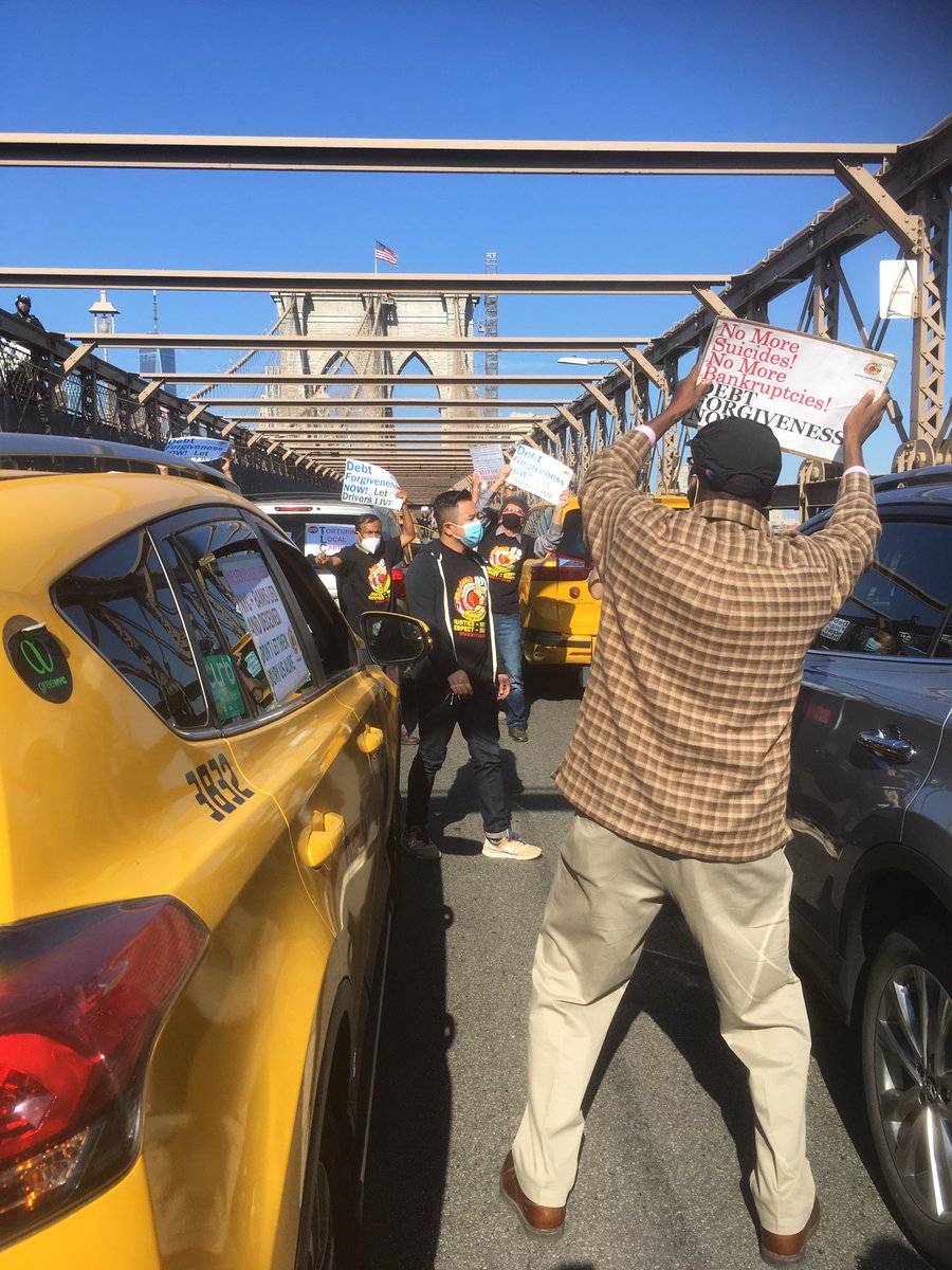 1000treesNYC's tweet photo. Cabbies shutting down #brooklybridge right now… #endcabbiedebt @NYTWA https://t.co/kvNNBZ4RFs