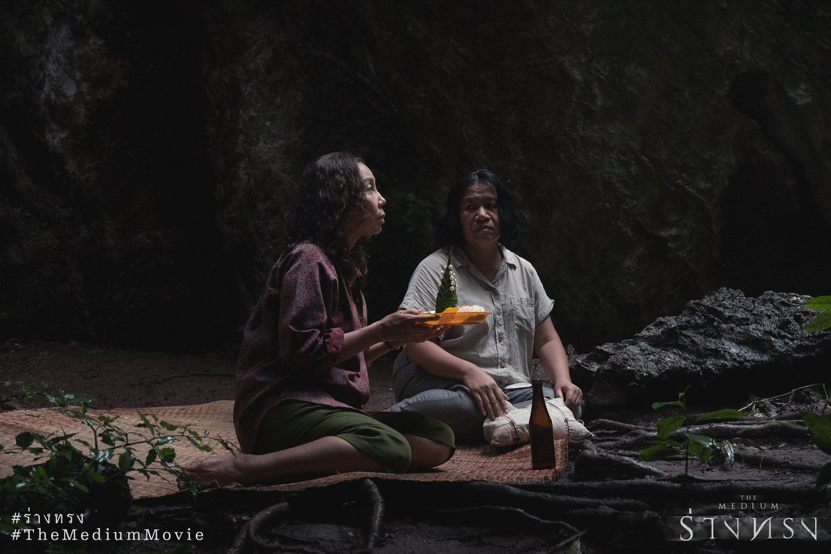 #TheMediumMovie tawarkan horror mentah yang kental dengan dunia perdukunan dan kerasukan. Latar yg mirip perkampungan kita + shoot ala dokumenter menambah keseraman buat penonton. Tayang di Indonesia 20 Oktober di <a href="/CGV_ID/">CGV Cinemas</a> #MustWatch <a href="/CBIpictures/">CBI pictures</a>