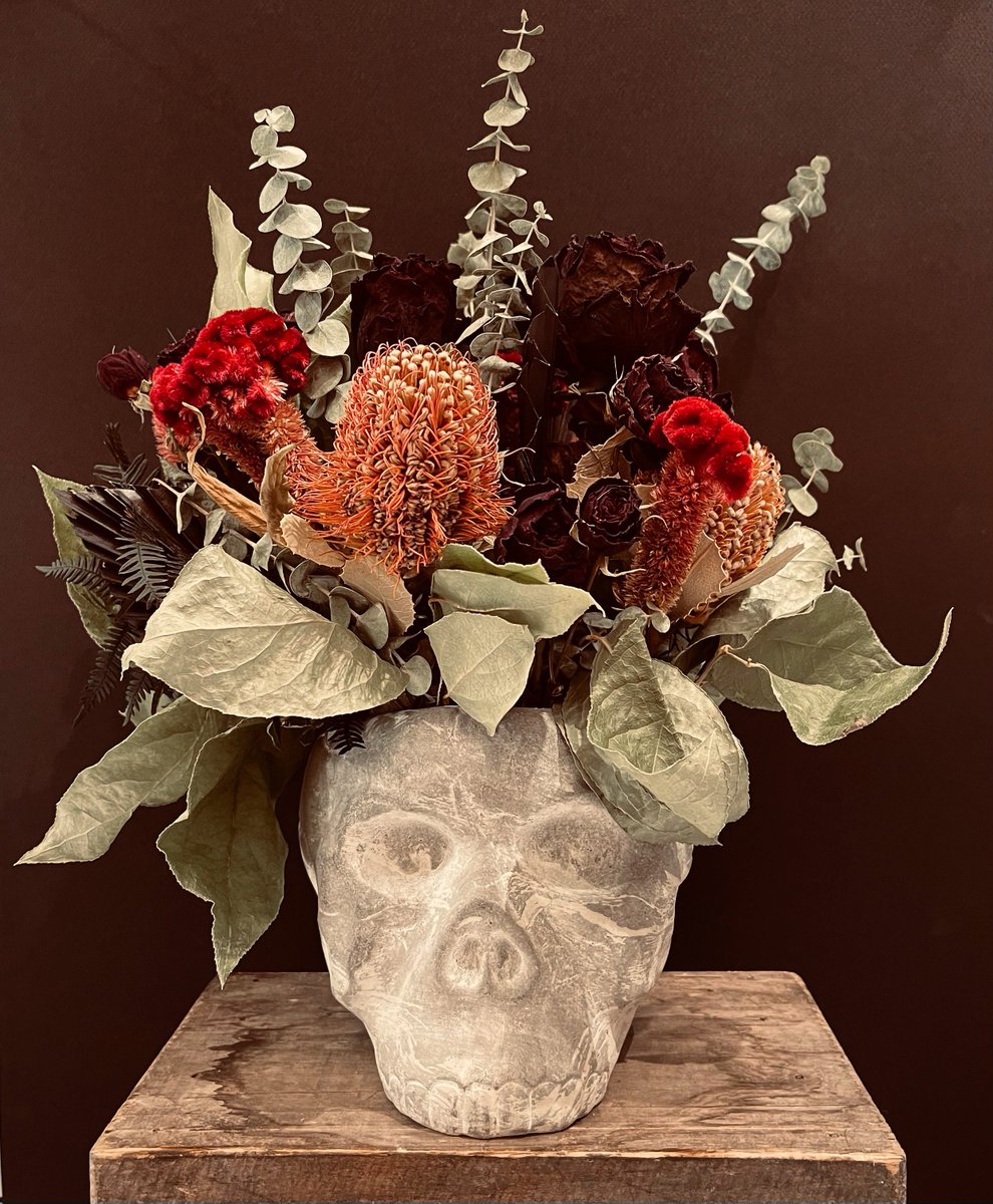 WilBeBloomin's tweet photo. We’re getting into the Hallowe’en spirit here at Wilbe Bloomin! Have a peek at our latest blog post for great dark and gothic décor tips:

https://t.co/ay8VEFERR1 https://t.co/5iwx5Q7W78