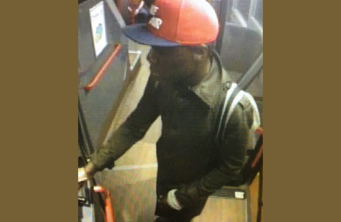 We're keen to ID this man, after reports of him approaching young women in #Bath. While he hasn't said anything inappropriate or tried touch the women, his actions have caused them alarm.
Please call 101 with info ref 5221220308.
More: ow.ly/iAL150Gs6MV