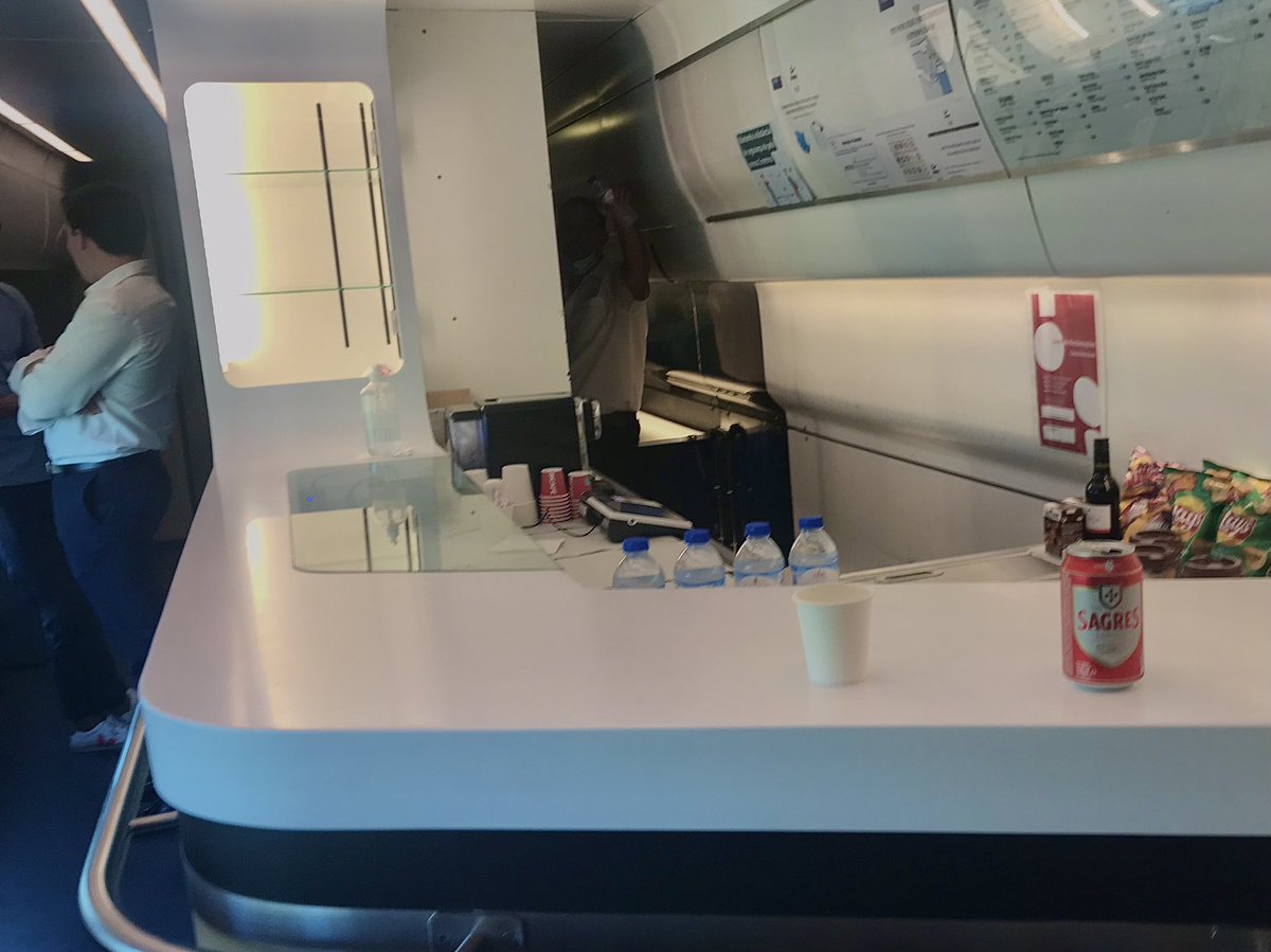 yetirhodanus's tweet photo. Bom dia - hoje uma viagem com o rápido e confortável #AlfaPendular do #Porto 🇵🇹Campanha para #EstaçãodoOriente em Lisboa. Im kargen #diningcar mit Sagres🍺, leider ohne  frischgezapftes 🇨🇿 Bier mit @jaroslavrudis #comboiosdeportugal #bahnzeit @ginsig @TrainTracksEU @_DiningCar https://t.co/b3Xq8sCvg3