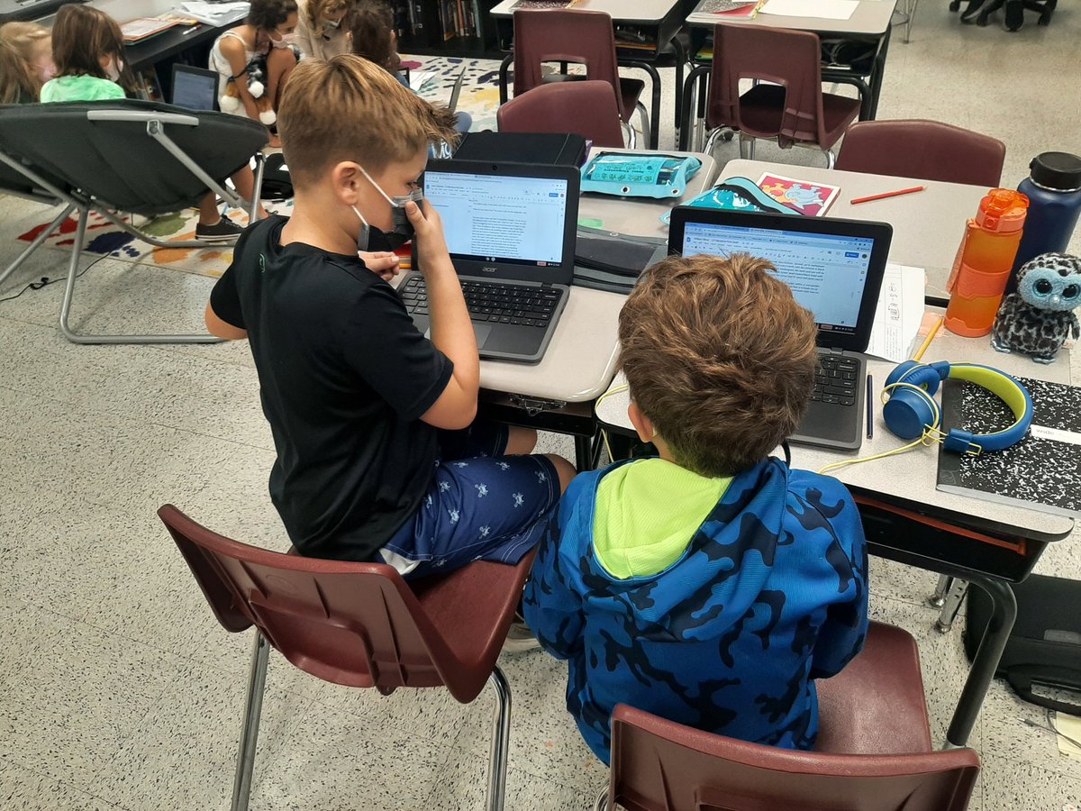 its_missbaker's tweet photo. Who doesn't need an extra set of eyes when revising your writing? 4th grade writers are #conductingcooperation by peer editing each other's narratives 🦊📃 @JonesESAACPS @AacpSeril https://t.co/5uiSP5X8Cn
