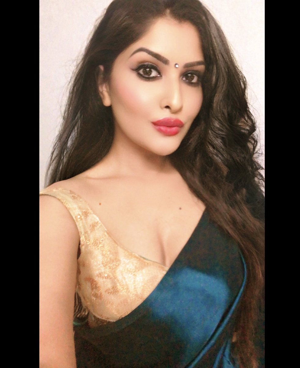 KashishVaishali's tweet photo. ✨ Elegance is not being noticed, it's about being remembered♥️ #elegance #classyvision #festivevibes #loveable 🥰#happyvijayadashami ✨ https://t.co/e7p0gnb72X