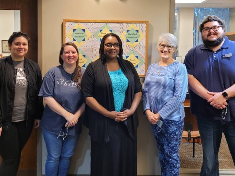 UAFS_ASC's tweet photo. It's National Boss's Day and we think our boss is the best!
If you want to meet her, stop by Vines 202 and ask for Aviance Taylor.
π₯³π
#funfact Aviance's favorite color is blue!
#UAFSASC https://t.co/T3xq51Gl29