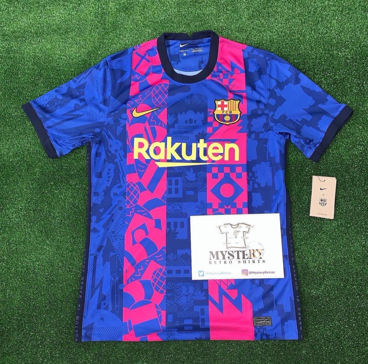 GIVEAWAY: We've teamed up with @MysteryRetros to giveaway this Barcelona shirt! ⚡️

Retweet this tweet &amp; follow @MysteryRetros and <a href="/barcacentre/">barcacentre</a> to enter. 

Winner announced tomorrow at 5pm UK time 🇬🇧