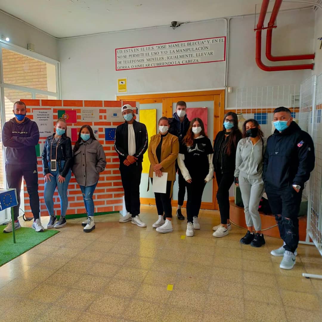 4Blecua's tweet photo. #ErasmusDays2021 Gracias a todo el alumnado de Grado Medio que se ha acercado estos días al stand Erasmus. Seguimos difundiendo los Consorcios de Movilidad @cifpa_aragon y las oportunidades que ofrecen a los estudiantes aragoneses. @MadeinBleCua @IsabelBaranda @Tisisty https://t.co/tLE3kgTT65