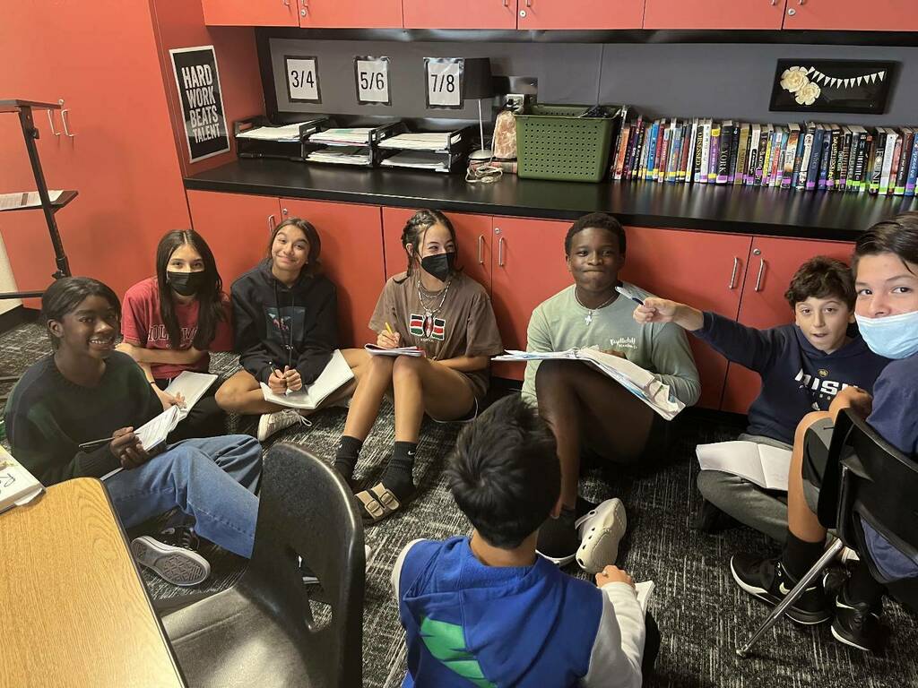 FowlerFalcons07's tweet photo. 8th grades brainstorm upcoming major grade topics! Thanks, #neilpasricha for your #bookofawesome! These students love thinking about all the little things in life that go unnoticed. #FRL #collaboration # communication https://t.co/C8lfnlWson