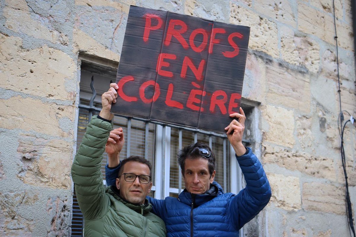 stapsbisontin's tweet photo. La manifestation #STAPSoublies a pu fonctionner grâce à tous les étudiants mobilisés, mais également nos professeurs, notre directeur. Merci infiniment à eux ♾ https://t.co/BYPmdcGfpA