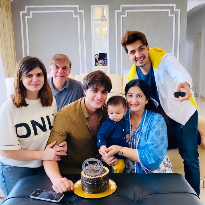 Sonali_momo3's tweet photo. Mohsin's prebirthday celebration with his family❤✨

Such a family man he is!!

His love for his family is the quality that i admire the most😘💕

May god bless this beautiful family always❤

@momo_mohsin #MohsinKhan  #MKkabirthdaycountdown https://t.co/wWAKw3UUar