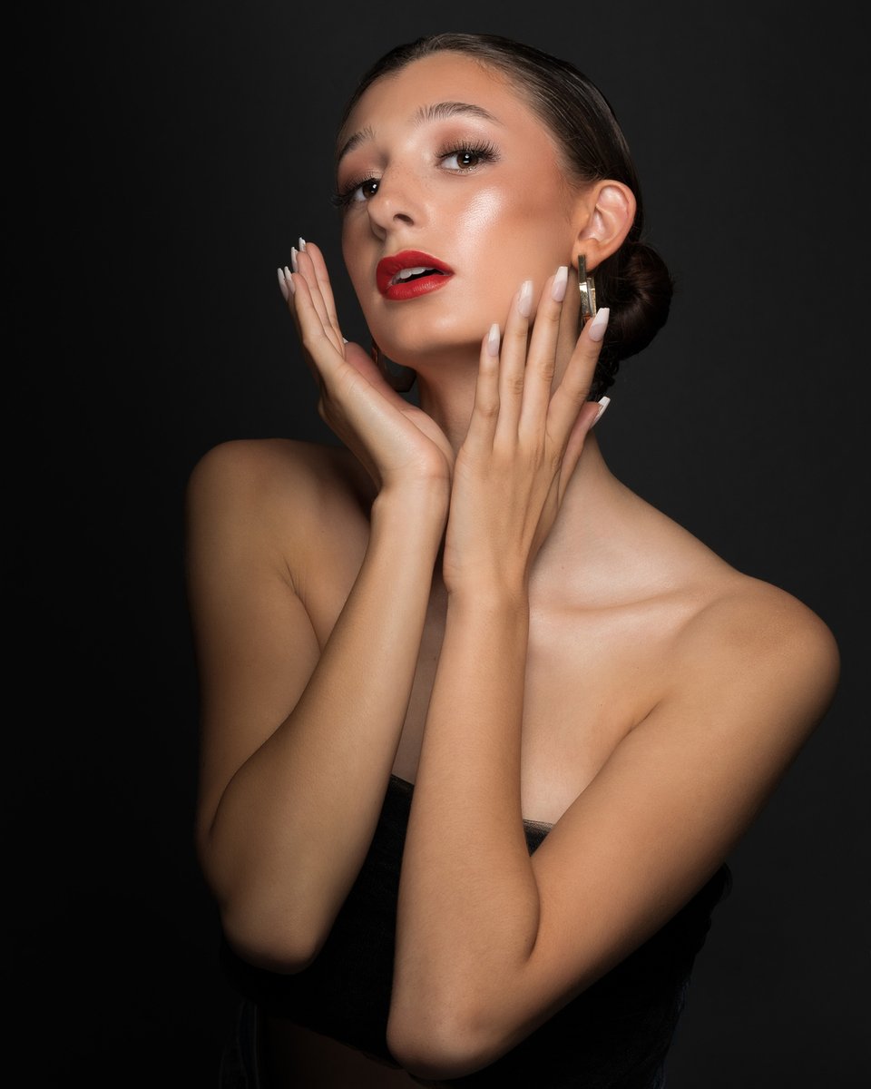 LJ_Photography1's tweet photo. Happy Friday folks! What's the weekend plans?
#fashioneditorial #beauty #beautyeditorial #876studio #SonyPortraits #htxphotographer #portraitdojo #portrait #fashionphotography #portrait #portrawow #BeAlpha #beautyphotographer https://t.co/tkatikhKC3