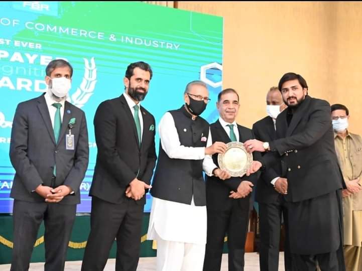 VOMGlobal's tweet photo. Managing Director RJ Greens Pvt Ltd, Gulberg Greens Islamabad Mr. Babar Qureshi receives Presidential Award from President of Islamic Republic of Pakistan Dr. Arif Alvi in President House, Islamabad.
#RJgreens #rjgroup #RCCI #gulberggreens #GulbergIslamabad https://t.co/3YPFx2cAbc