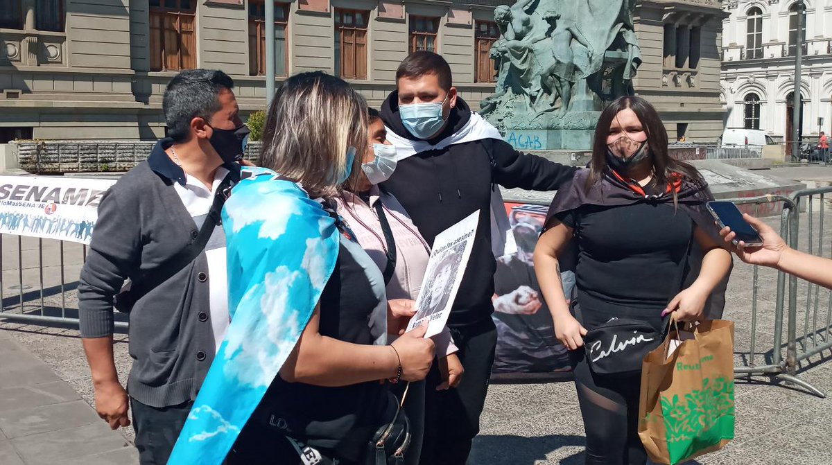 PiensaPrensa's tweet photo. AHORA | Familiares de personas encontrados calcinados/as en Bodega Kaiser, junto a la familia Cristián Valdebenito y Fabiola Campillai exigen justicia frente a los tribunales de justicia. (12:04) https://t.co/NJp4fJMcEY