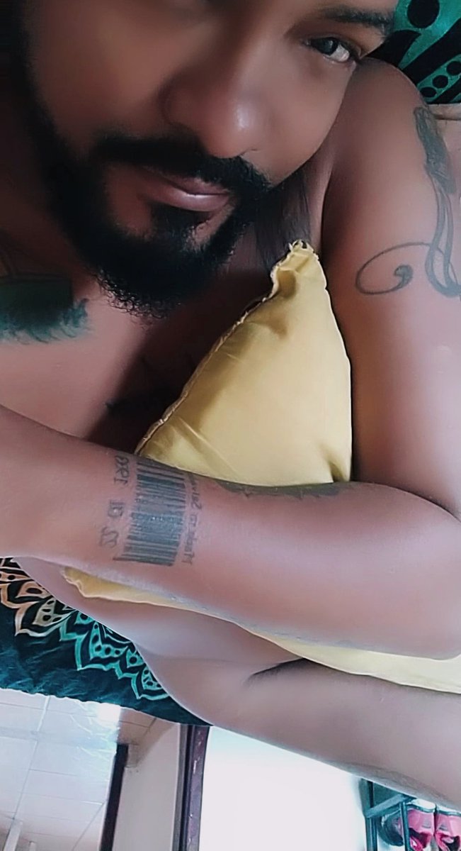 ofcjulimar's tweet photo. #Sextou com S de "só saiu dessa cama por um bom motivo". E esse motivo pode ser VC. Vem! 😏

#sextafeira #tôdepreguiça #fdschegando #brasil #riodejaneiro #negrogato #pretolindo #biscoiteiro #gayblack #gayman #chaser #bear #lovebear #beard #beardman #pride https://t.co/PV4h3G0ySQ