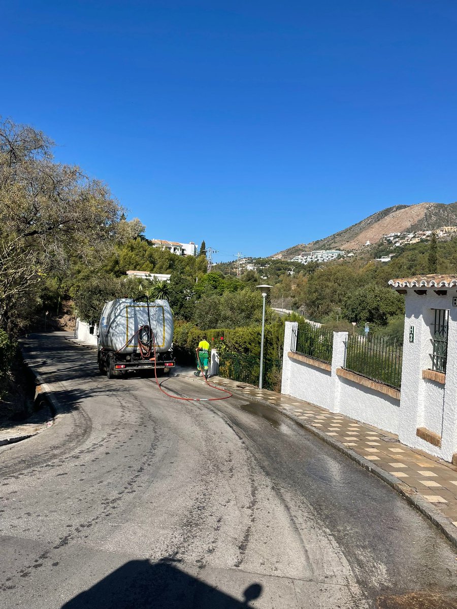 BenalmadenaB's tweet photo. Un día cualquiera de #limpieza en #Torremuelle.
Os recordamos que se limpian cada dos semanas. Tras el paso de los operarios con los trabajos en profundidad, en la mano de los vecinos está conservarlo. Es tan fácil como ser cívico.
#BenalmádenaBrilla cuando todos colaboramos https://t.co/U9BBHFadiH