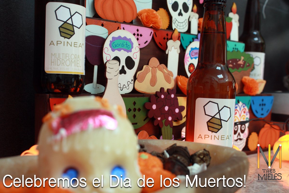 Apinea2's tweet photo. Para los nosotros los mexicanos, aunque se trata de la muerte, nuestros hogares se llenan de colores cálidos como si fueran una caricia de nuestros seres queridos que han partido.
#DiaDeMuertos #Apinea #TresMieles #Hidromiel #HidromielArtesanal #Mexico #Jalisco #HidromielApiena https://t.co/xPTvfGbcCN