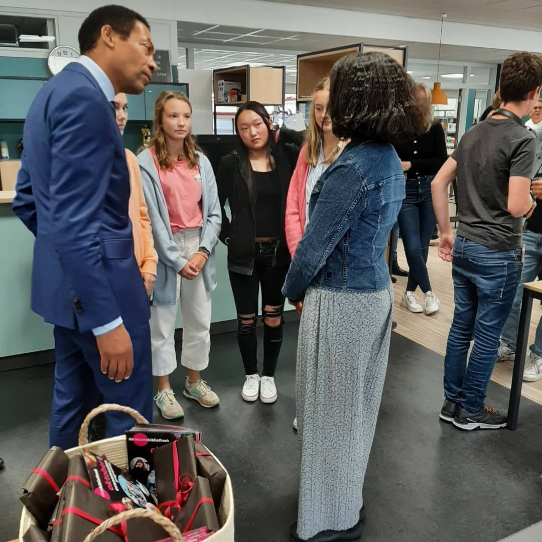 Vandaag de mediatheek van het @oostvaardersOVC geopend. Samen met de rector, directeur van <a href="/nieuwebieb/">nieuwe bibliotheek</a> en leerlingen stilgestaan bij het nut van lezen. Een mediatheek is tegenwoordig meer. De digitale wereld, de info die je daardoor tot je kunt nemen, is omvangrijker.