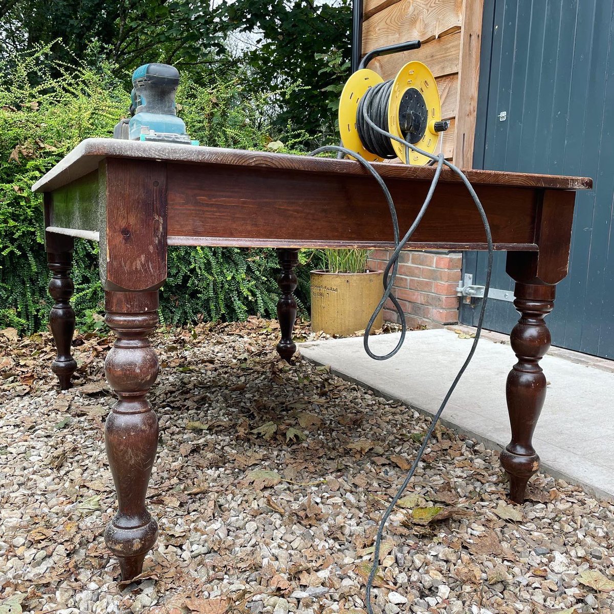 reworkeddorset's tweet image. Next up, sanding back this lovely solid pine kitchen table, super wide with fantastic legs 😀 #rwf #supertable #pine #reworkedfurniture #makita #sanding #table #kitchentable