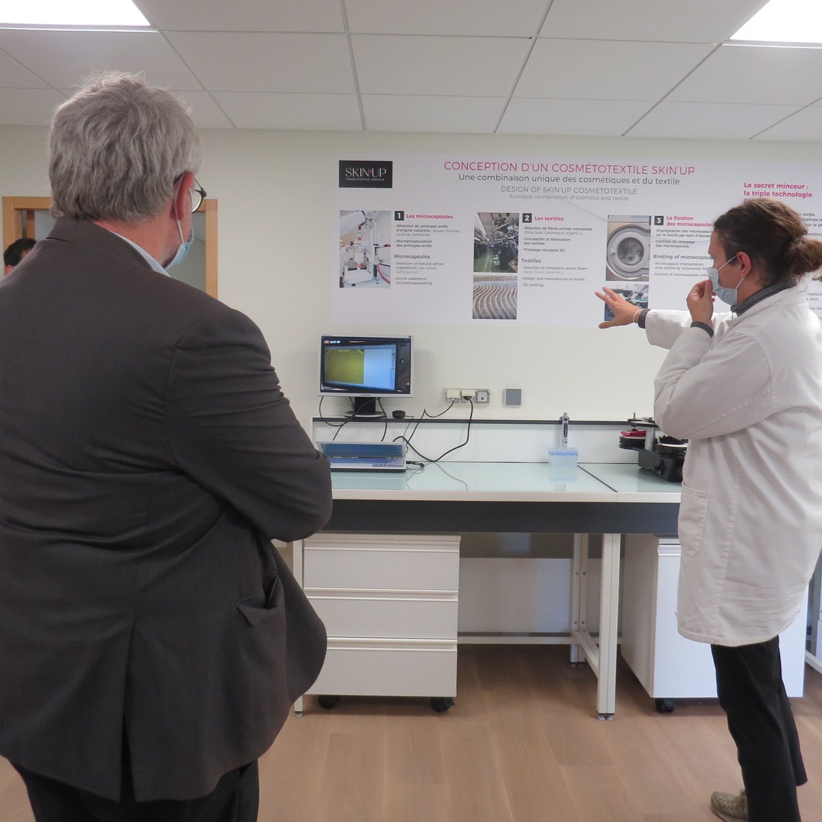 Prefet37's tweet photo. #FranceRelance
Le sous-préfet à la relance, Guillaume SAINT-CRICQ visite l'entreprise #SKINUP à #Azaylerideau, lauréate du fonds d’accélération des investissements industriels.
Le financement obtenu va permettre de créer une plateforme logistique et un centre d'expertise. https://t.co/fSLDTc5RNZ