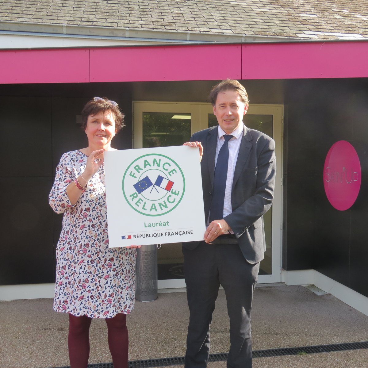 Prefet37's tweet photo. #FranceRelance
Le sous-préfet à la relance, Guillaume SAINT-CRICQ visite l'entreprise #SKINUP à #Azaylerideau, lauréate du fonds d’accélération des investissements industriels.
Le financement obtenu va permettre de créer une plateforme logistique et un centre d'expertise. https://t.co/fSLDTc5RNZ
