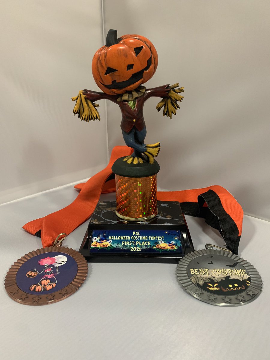 Trophies2Go tweet media