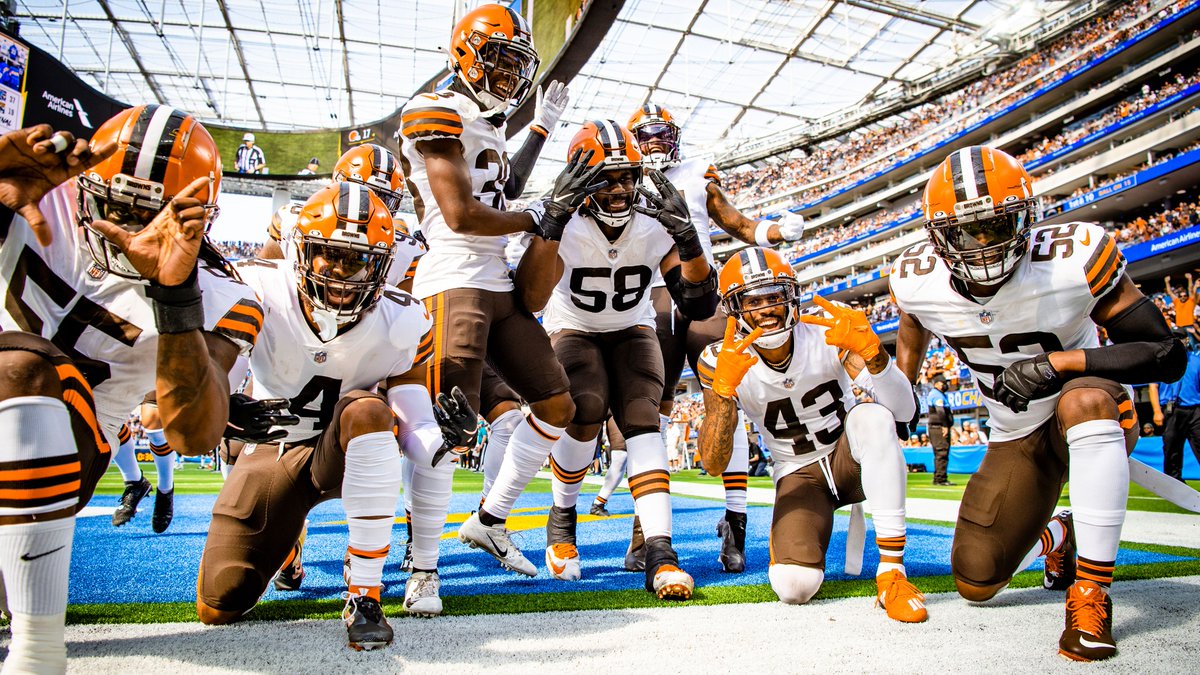Browns's tweet photo. friday mood 🤙 https://t.co/sO8vIpk0b9