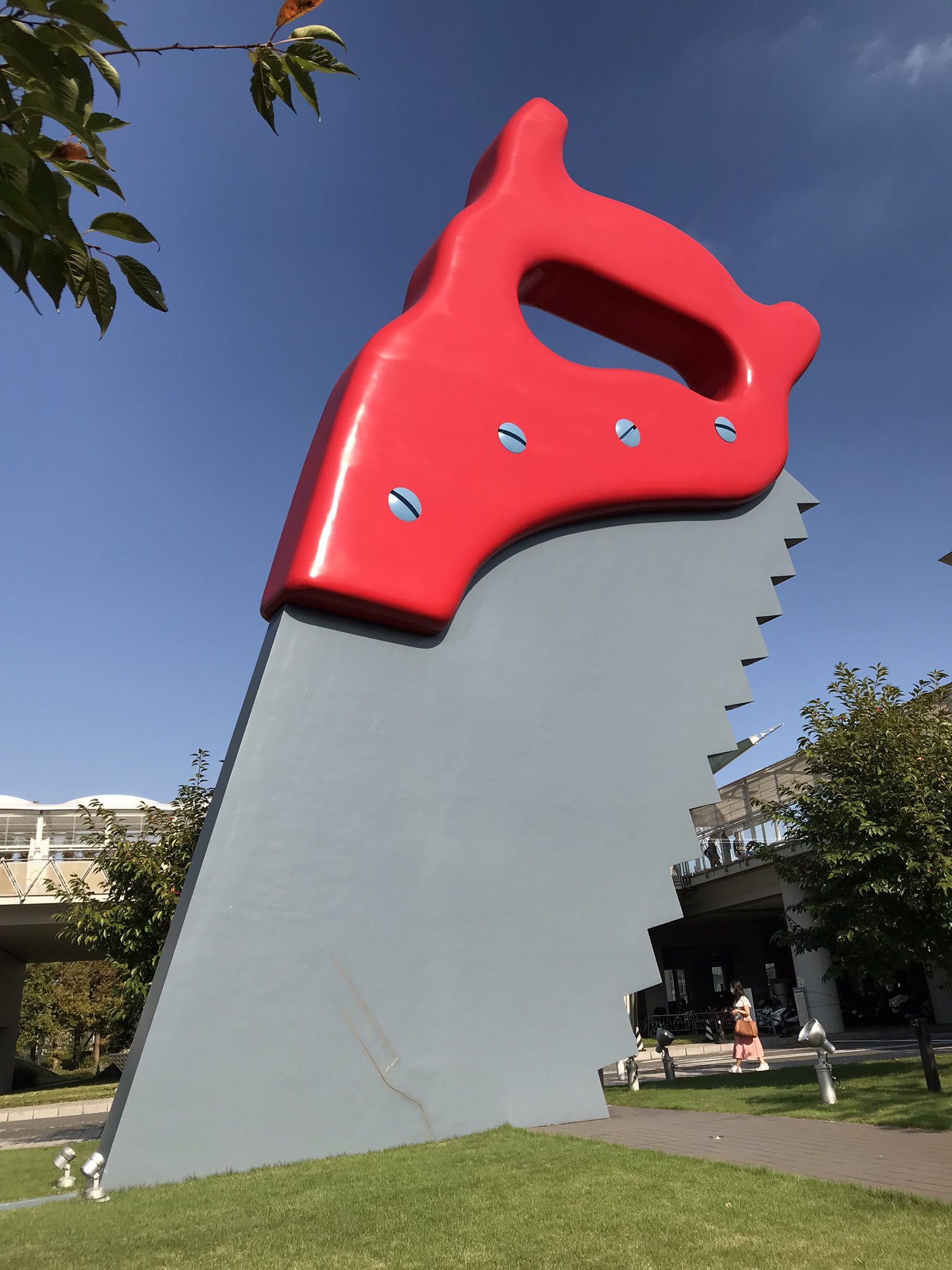 東京散歩人 今日は有明の東京ビッグサイトへ 駅ホームから巨大なノコギリの赤い柄が見え始めると胸が高鳴ります 何しろクレス オルデンバーグの Saw Sawing は初対面ですから 彼の作品はパプリックアートで間違いじゃないけれど この有明の場所で