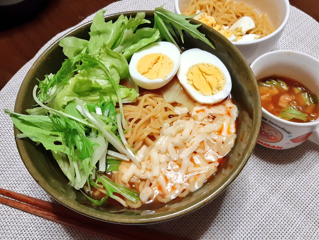fuwaricooking's tweet photo. 華金だしパパっとラーメン。トマトラーメンってレタスと相性○。レタス苦手な息子も食べてくれた。
#夜ごはん #料理好きな人とつながりたい #子育て https://t.co/nRLY2bXsom