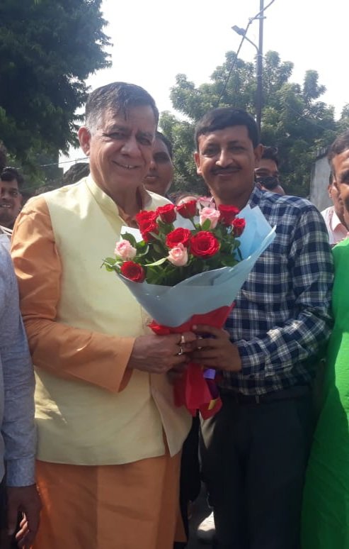 आदरणीय बड़े भैया श्री @Satishmahanaup जी के जन्मदिन के शुभ अवसर पर कैम्प कार्यालय में भैया का आशीर्वाद व मार्गदर्शन प्राप्त हुआ।
@SatishMahana4