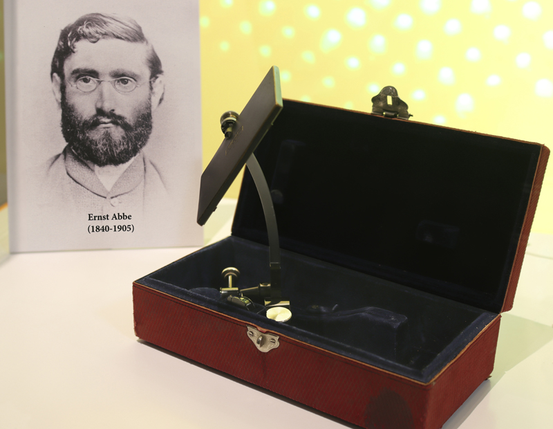 MNCN_Col's tweet photo. Abbe's camera lucida manufactured c. 1890 by Carl Zeiss Jena and preserved in its original case. Before the development of #microphotography, this device was used to project microscope images, facilitating the drawing of samples on paper. #Science #HistSci #HistCol #Museums https://t.co/Oi7smLVC3r