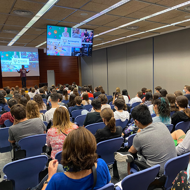 NovartisSpain's tweet photo. Un químico, una biomédica y un biólogo ante un auditorio de alumnos de la ESO reimaginan la ciencia juntos con la fórmula del humor de @BigVanCiencia Ahora es el turno de los jóvenes: en dos meses van a grabar vídeos sobre ensayos clínicos 🔬 3, 2, 1 Acción #ReimaginaLaCiencia