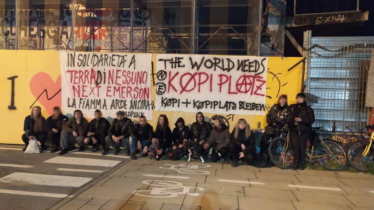 DEFEND KØPIPLATZ Anche a distanza, i nostri cuori battono al fianco di chi lotta. Basta sgomberi! Lunga vita alla Køpiplatz! SQUAT THE WORLD!!! -BOLOGNA PUNX- #kopi #kopiplatz #bologna #berlin ecn.org/xm24/2021/10/1…