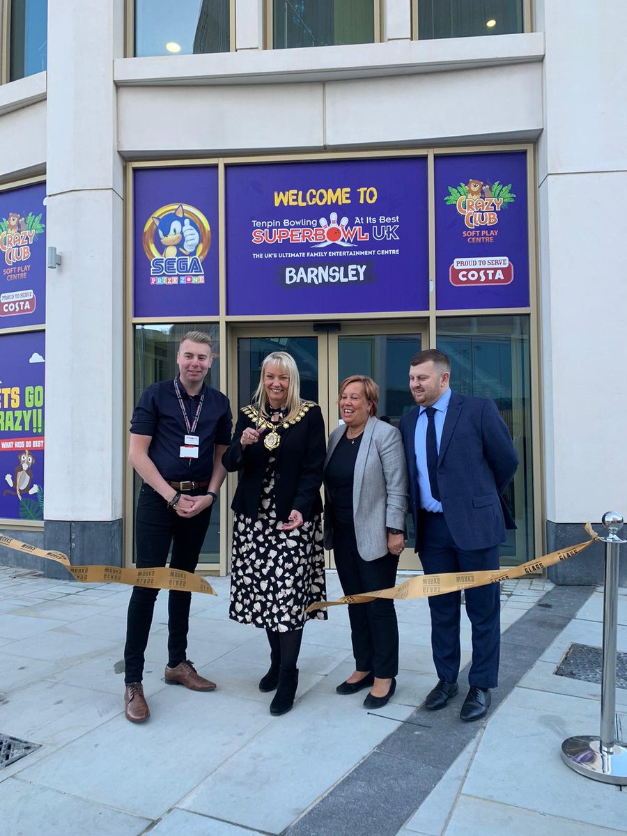 TGWBarnsley's tweet photo. The Mayor of Barnsley, Cllr Caroline Makinson, officially opened Superbowl UK this morning! 🎉

Welcome to The Glass Works @superbowl_uk 🎳

#BarnsleyisBrill #TheGlassWorks

@BarnsleyCouncil @QberryRE https://t.co/qZAfB7Ugma