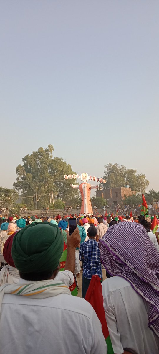 kisanektamorcha's tweet photo. पंजाब के जीरा में किसान मजदूर महापंचायत के बाद नरेंद्र मोदी समेत भाजपा नेताओं और कॉरपोरेट का पुतला फूंका जा रहा है।

#आज_का_रावण_नरेंद्र_मोदी https://t.co/7gLx7etnew