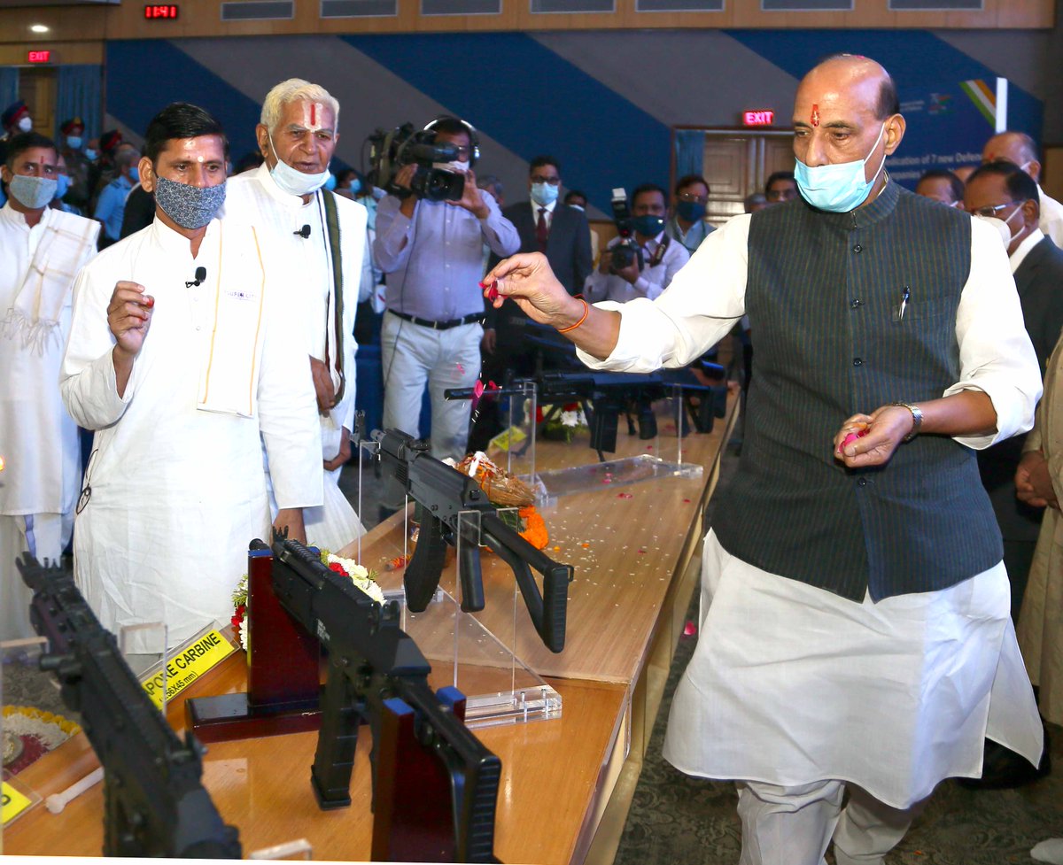 SpokespersonMoD's tweet photo. Raksha Mantri Shri @rajnathsingh performs Ayudha puja on Vijayadashami during the ceremony of dedication of 7 New Defence Companies to the nation, today.
#7NewDefCos
#HistoricDefReform
#AzadiKaAmritMahotsav
#AatmanirbharDefence
@drajaykumar_ias @DefProdnIndia @DoO_India https://t.co/mRFt84dcR7