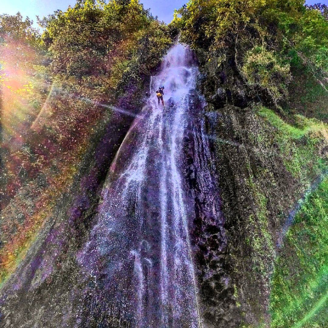 TurismoHoya's tweet photo. Si te gustan las emociones fuertes💥te encantará hacer este descenso en #rapell por los 65 metros de cascada🌊 del Monstruo de 📍#Millares. Una experiencia única cargada de adrenalina⚡. ¿Te gustan los deportes extremos? 👇🏻
📸: matias.furio.9
#TurismoHoya #turismoactivo https://t.co/SSiBIztjU5