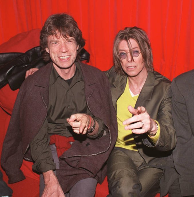 Миг джаггер и дэвид боуи. Дэвид боуи и мик джаггер роман. Дэвид боуи и мик джаггер отношения. Мик джаггер и дэвид боуи. Мик джаггер и дэвид боуи поцелуй.