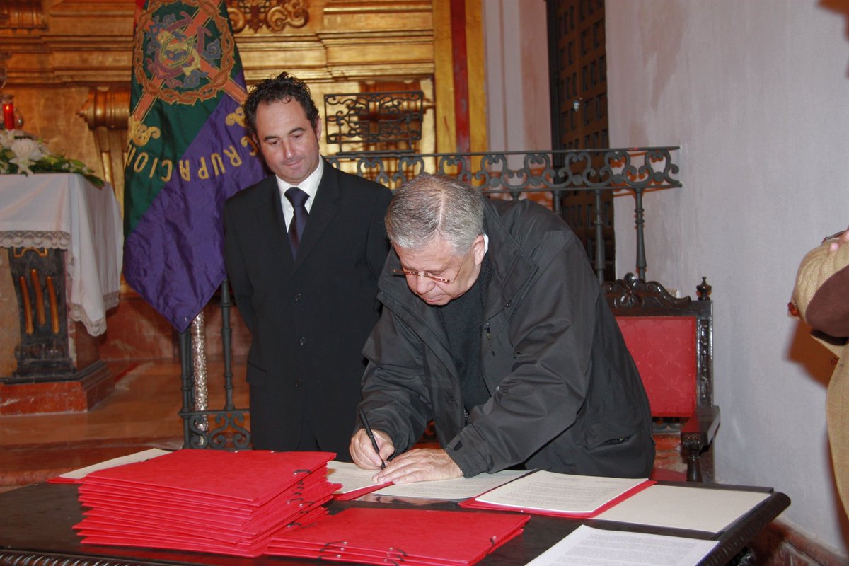 FundCorinto's tweet photo. El día 1 de Diciembre de 2010 se firmaba un Protocolo de Intenciones por el cual 20 Hermandades Penitenciales se comprometían en la creación de un economato dirigido a familias vulnerables, una acción social sin precedentes en la historia de las cofradías malagueñas
#CofradiasMLG https://t.co/MnXvJR5xeB