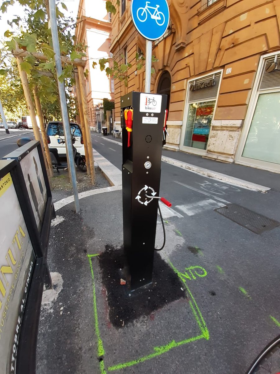 1st bike repair station recently installed by @romamobilita on the #CiclabileNomentana 3 more to come very soon. A pretty good and useful amenity to include. @Handshake_EU @BYCS_org @EUPASTA