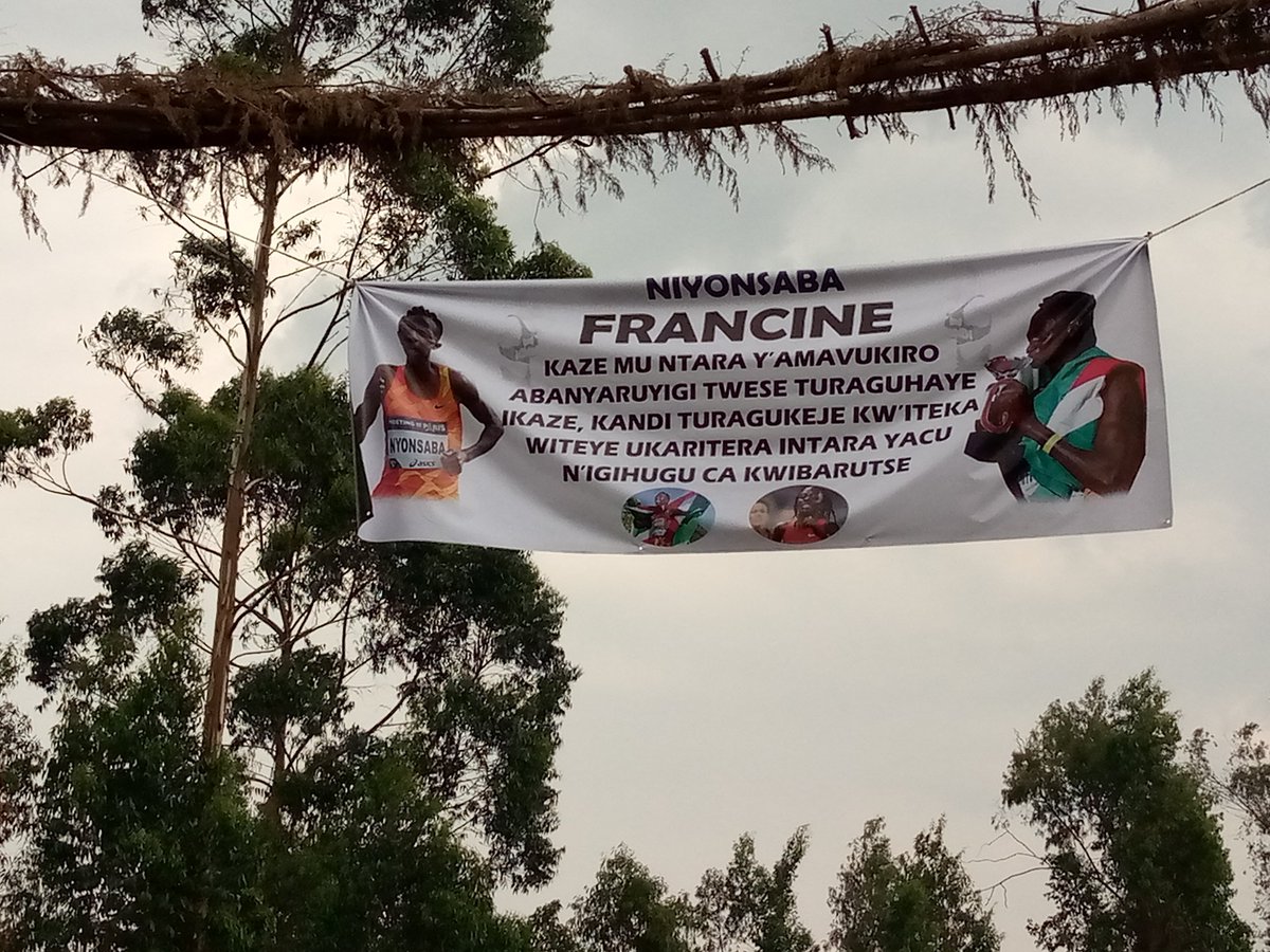 MagazineJimbere's tweet photo. 🤩🥳 La #recordwoman du monde sur 2.000m, @FrancineNiyons4, accueillie en héroïne dans sa province natale @RuyigiProvince ce vendredi 15 octobre
#Burundi https://t.co/fypF9AjTWQ