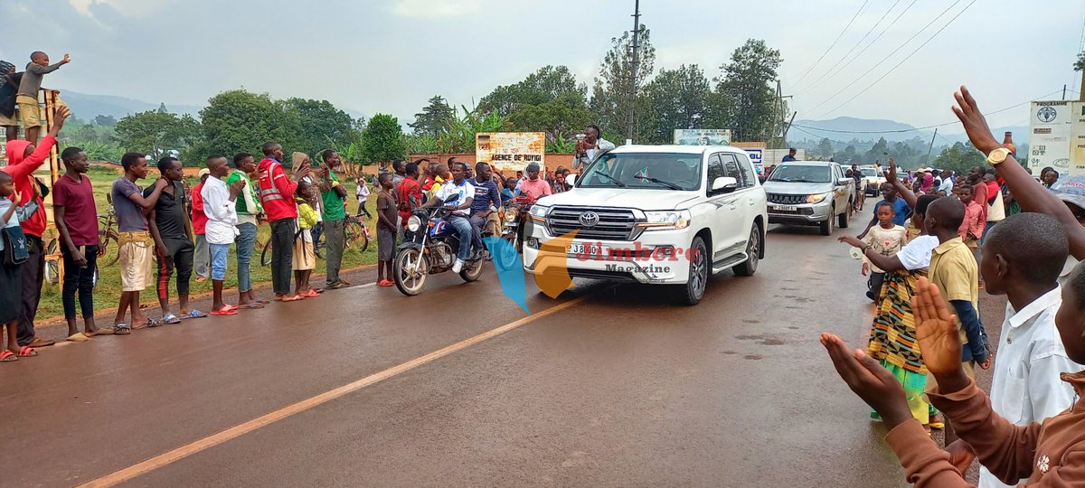 MagazineJimbere's tweet photo. 🤩🥳 La #recordwoman du monde sur 2.000m, @FrancineNiyons4, accueillie en héroïne dans sa province natale @RuyigiProvince ce vendredi 15 octobre
#Burundi https://t.co/fypF9AjTWQ