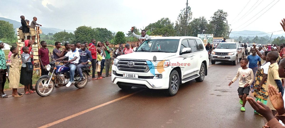 MagazineJimbere's tweet photo. 🤩🥳 La #recordwoman du monde sur 2.000m, @FrancineNiyons4, accueillie en héroïne dans sa province natale @RuyigiProvince ce vendredi 15 octobre
#Burundi https://t.co/fypF9AjTWQ